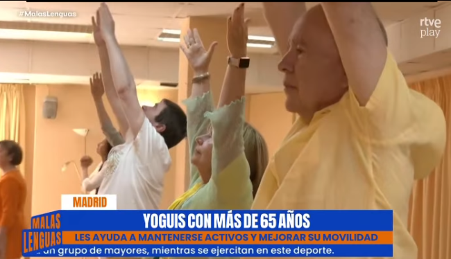 En Malas Lenguas de TVE. Yoguis con más de 65 años. Con @karcuore